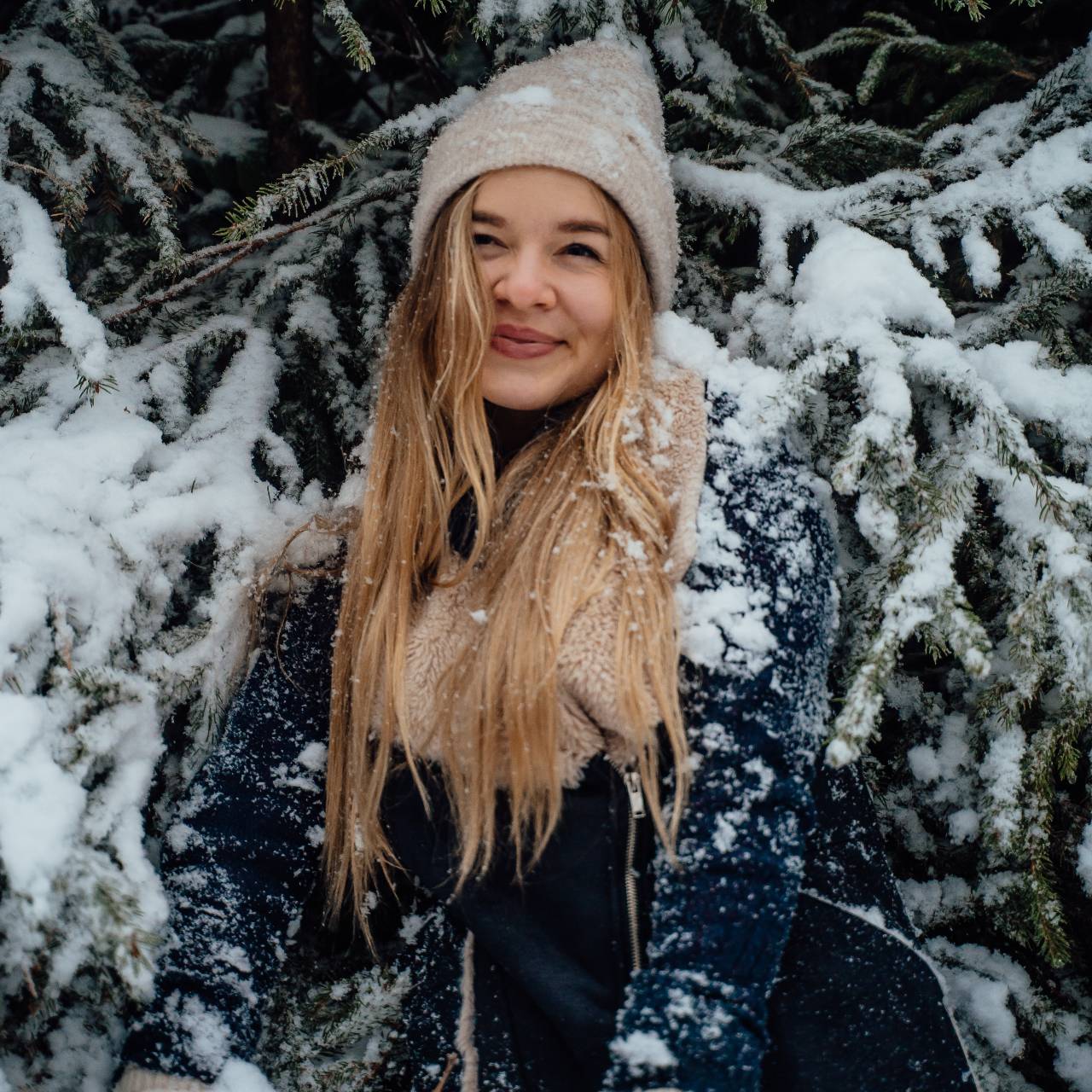 Chica Se Siente Frío En La Nieve Fotos, retratos, imágenes y